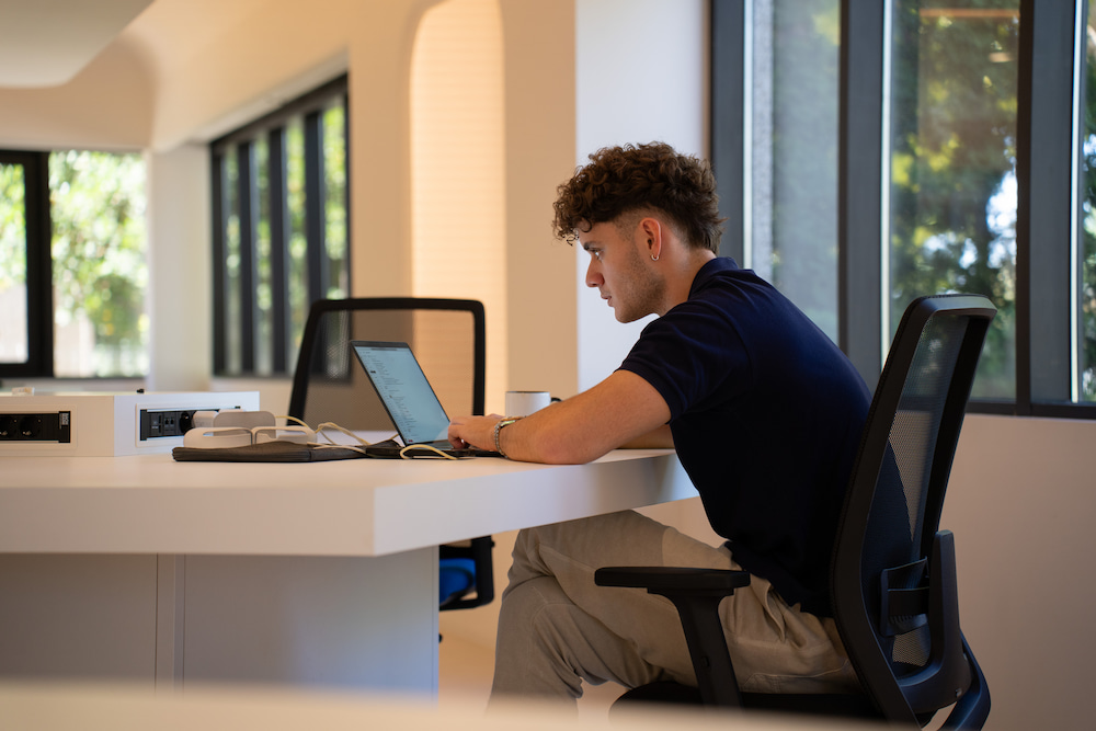 trabajador de evolve desarrollando inteligencia artificial